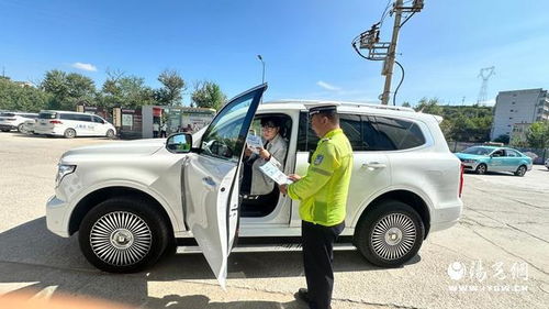 旅游旺季 府谷公安交警城區(qū)中隊(duì)走進(jìn)隨車(chē)游汽車(chē)租賃公司開(kāi)展交通安全檢查與宣教工作